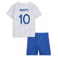 Camiseta Francia Kylian Mbappe #10 Visitante Equipación para niños Mundial 2022 manga corta (+ pantalones cortos)